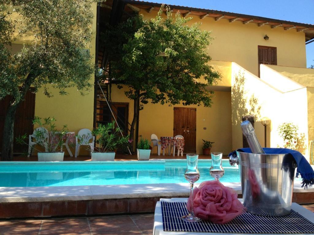 Il Porto Lejlighedshotel Tuoro sul Trasimeno Eksteriør billede
